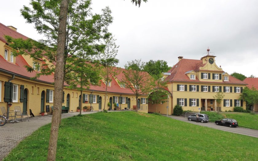 Gebäudegruppe im Halbkreis