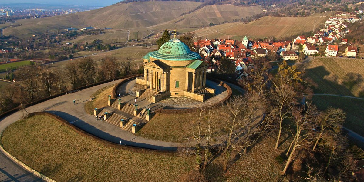 Luftansicht eines Gebäudes auf einem Hügel