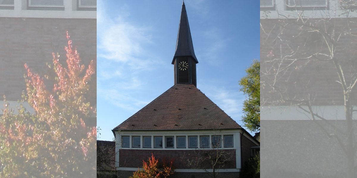 Außenansicht einer Kirche mit spitzem Turm