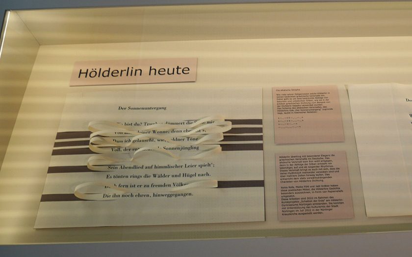 Papierstück mit einem Gedicht in einer Vitrine