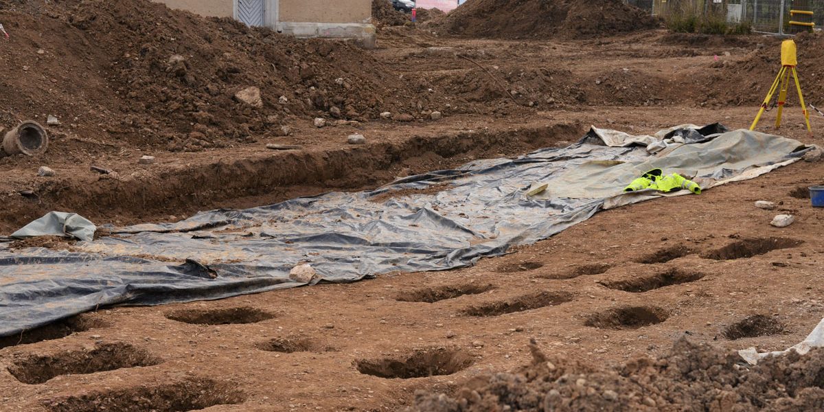 leere Gräber im Erdboden