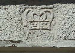 Stein mit einer Krone als Relief