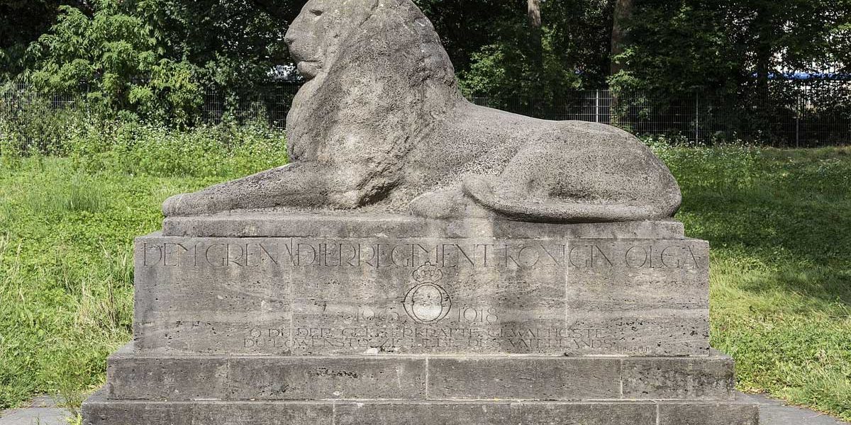 Skulptur eines liegenden Löwen