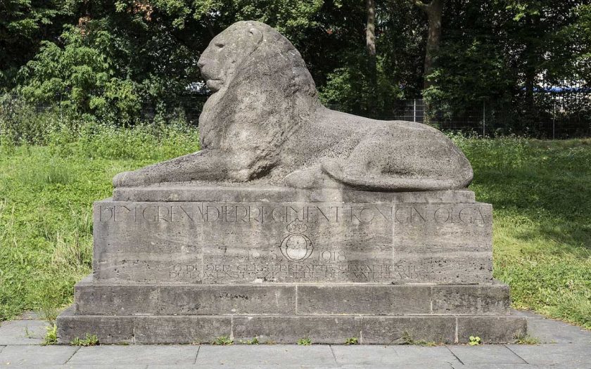 Skulptur eines liegenden Löwen