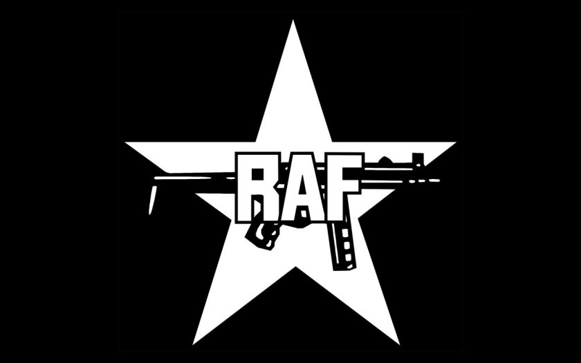 Stern mit einer Maschinenpistole und drei Buchstaben