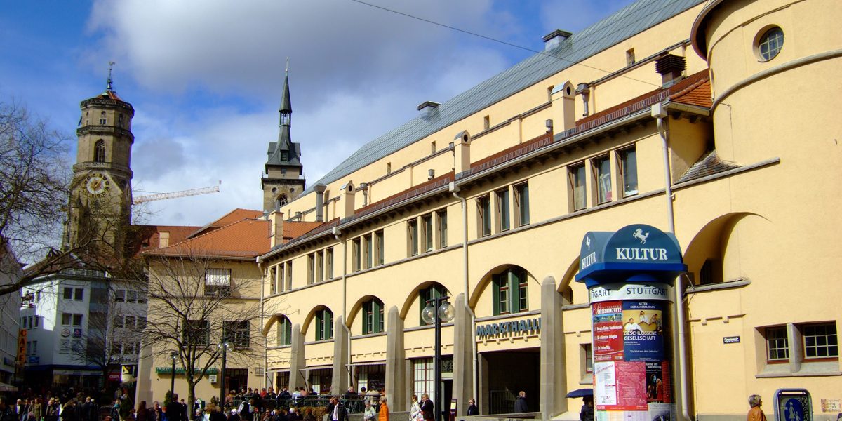 Historisches Gebäude mit gelber Fassade