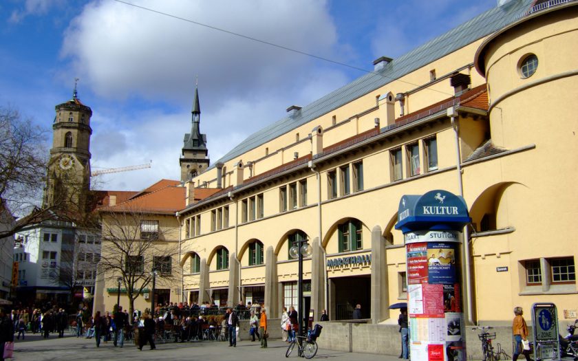 Historisches Gebäude mit gelber Fassade