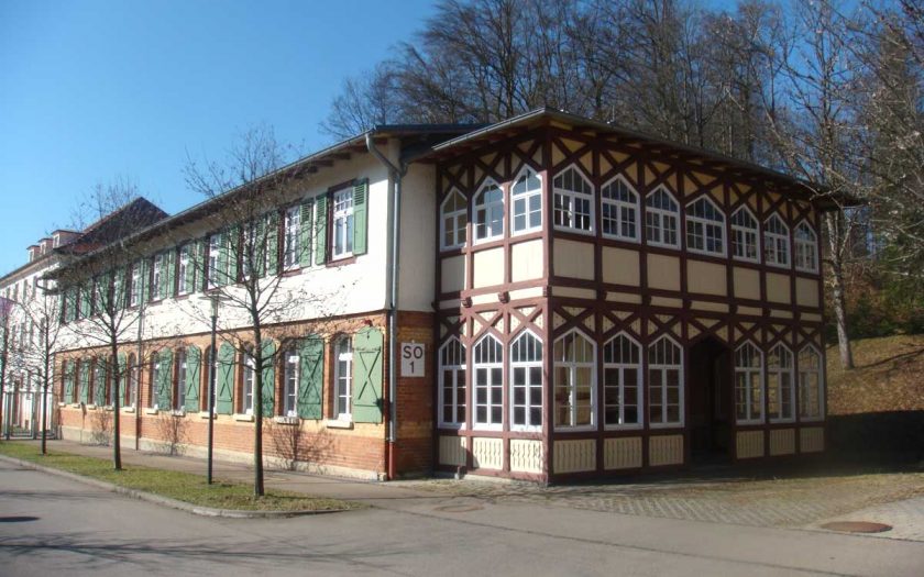 Gebäude mit Veranda aus Fachwerk