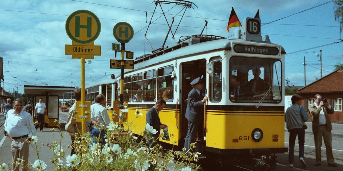 gelbe Oldtimer-Straßenbahn