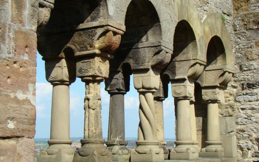 verschiedenartige Säulen