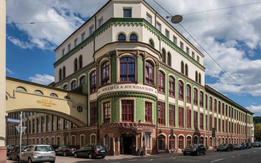 Historisches Industriegebäude mit farbigem Backstein