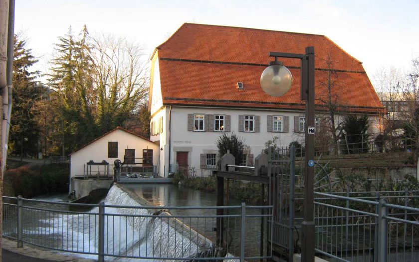 Gebäude an einem Wehr