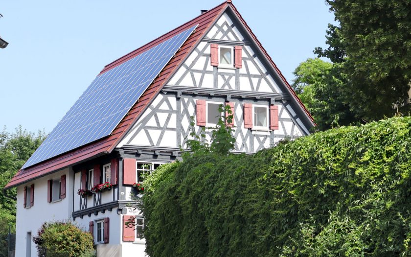 Fachwerkhaus mit großer Solaranlage auf dem Dach