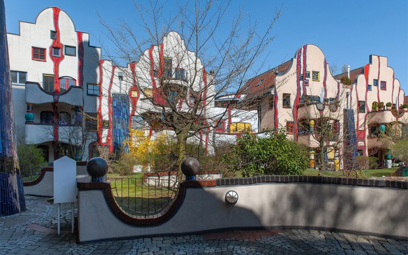 Bunt bemalte Gebäude