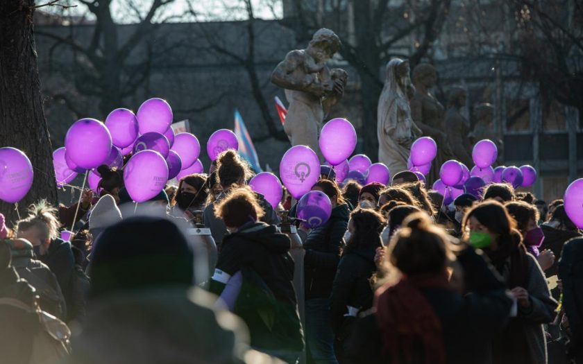Frauen mit blauen Luftballons