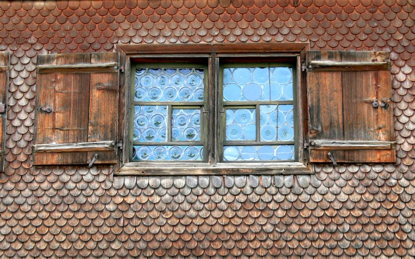 Fenster an einem Holzhaus