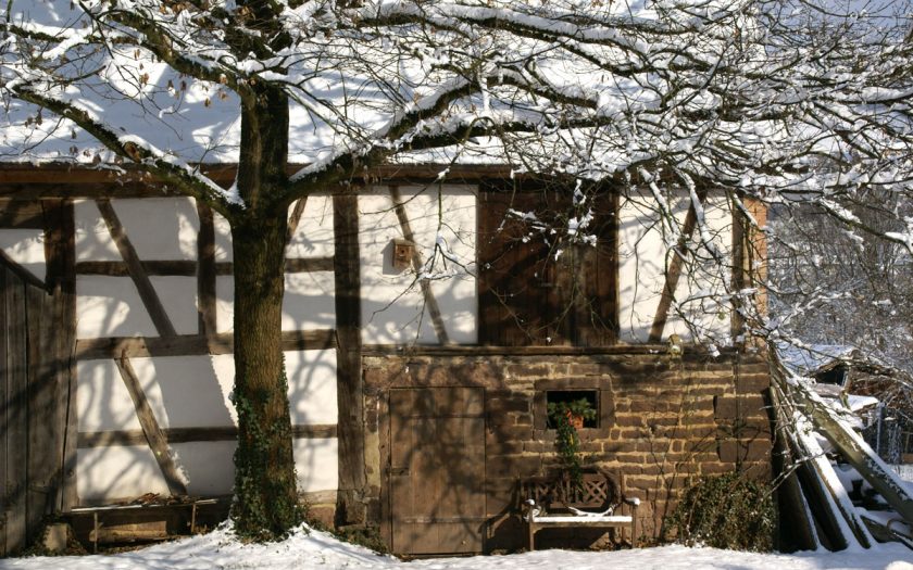 Scheune und Baum im Schnee