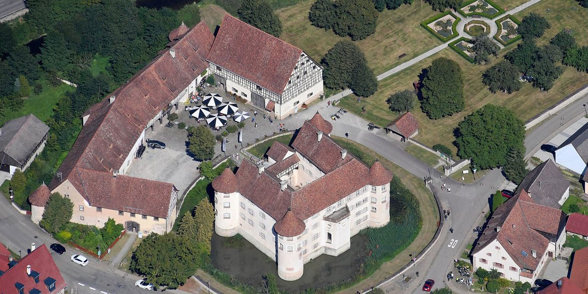 Luftaufnahme eines Schlosses mit Nebengebäuden