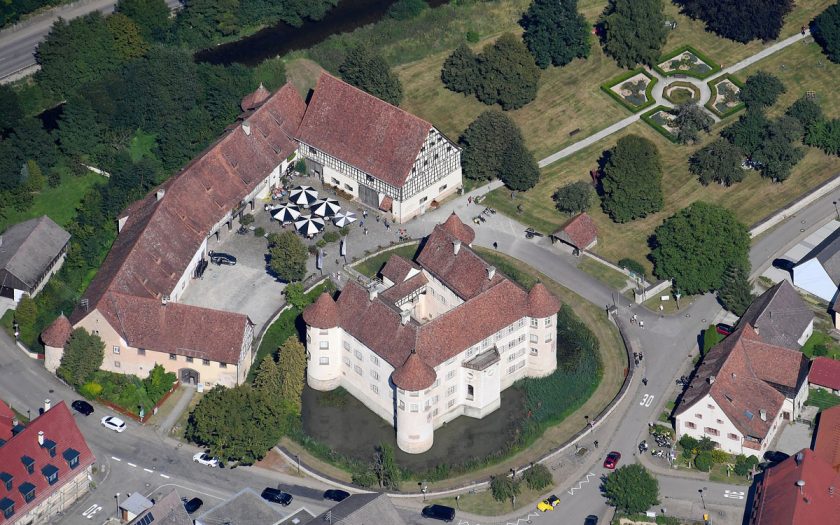 Luftaufnahme eines Schlosses mit Nebengebäuden