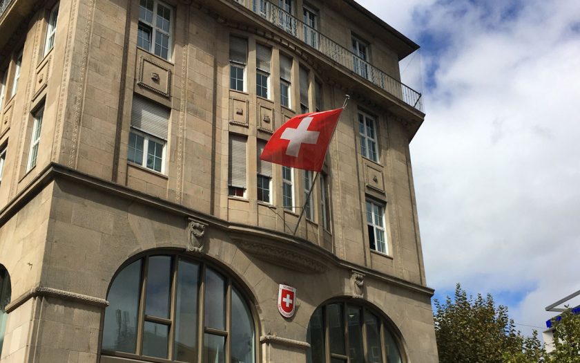 Fahne an einem Gebäude