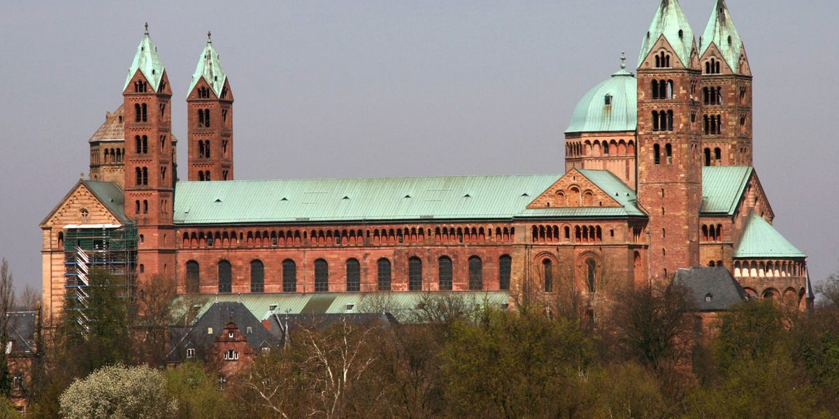 sehr große Kirche mit vielen Türmen