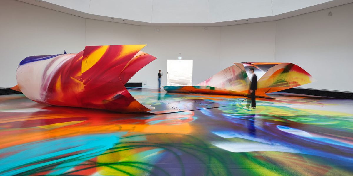 Farbige Kunstinstallation in einem großen Raum