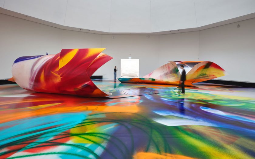 Farbige Kunstinstallation in einem großen Raum