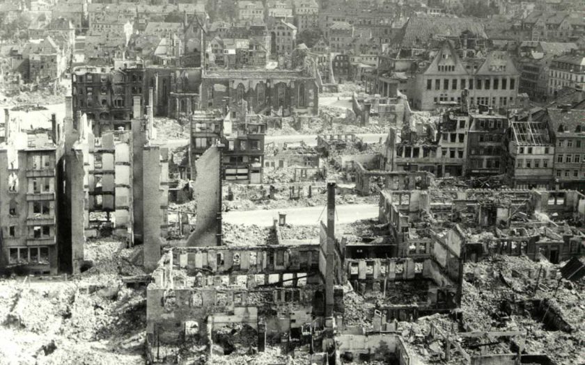 Luftaufnahme einer zerstörten Stadt