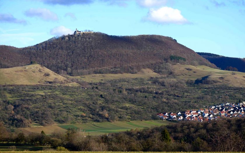 Bergkette mit einer Burg