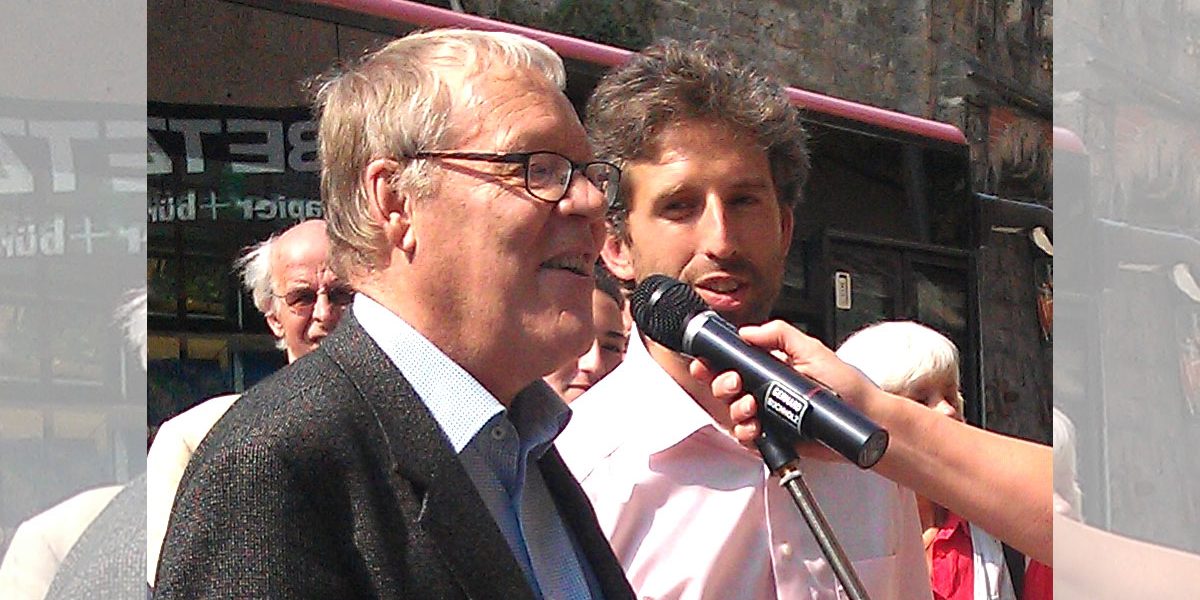 zwei Männer an einem Mikrofon