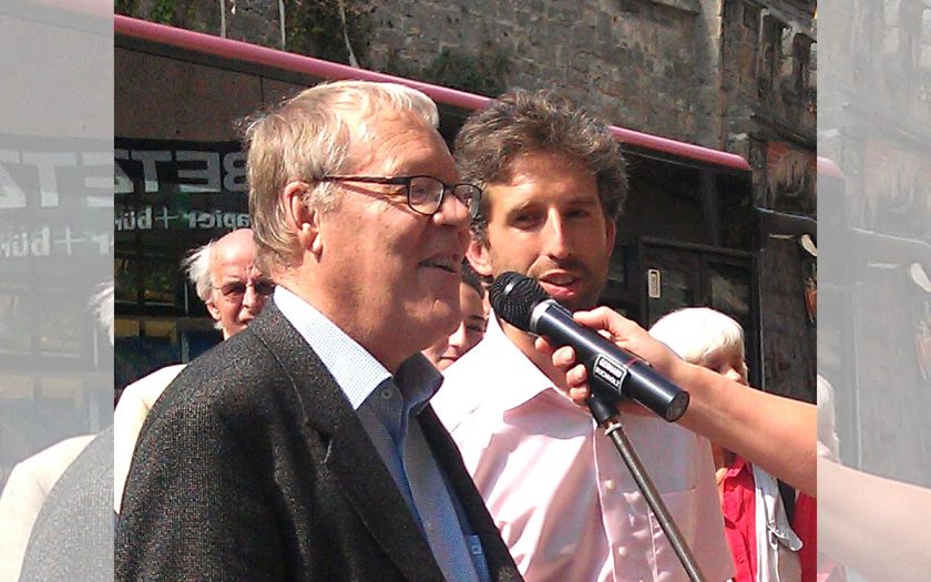 zwei Männer an einem Mikrofon