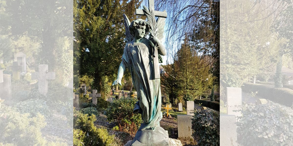 Engelsfigur aus Stein auf einem Grab