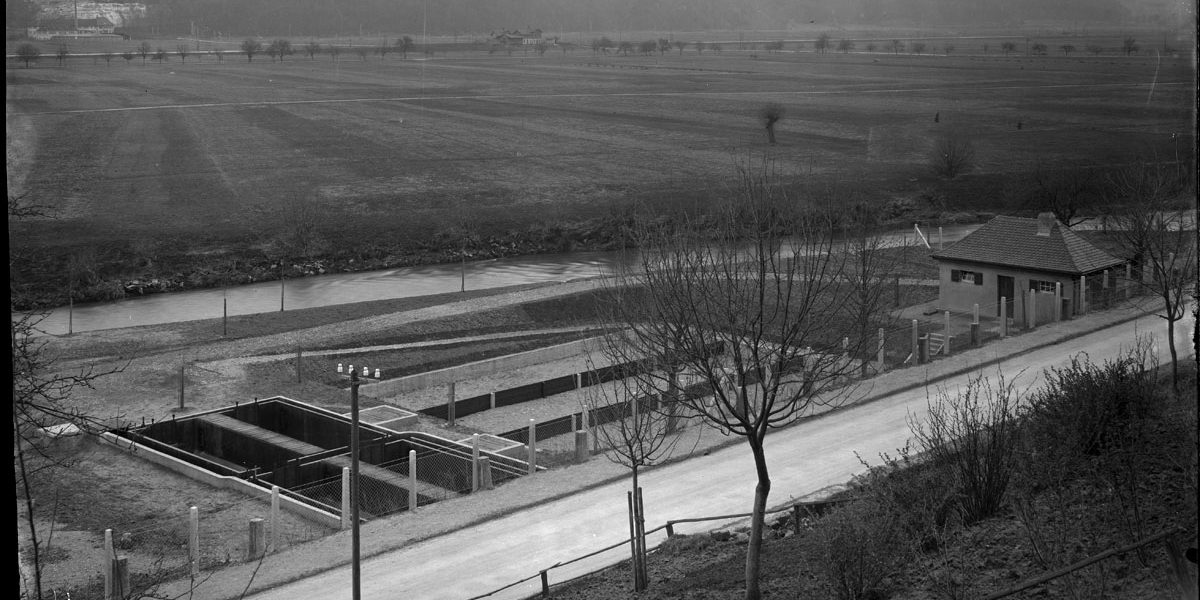 Schwarzweißfoto verschiedener rechteckiger Wasserbecken