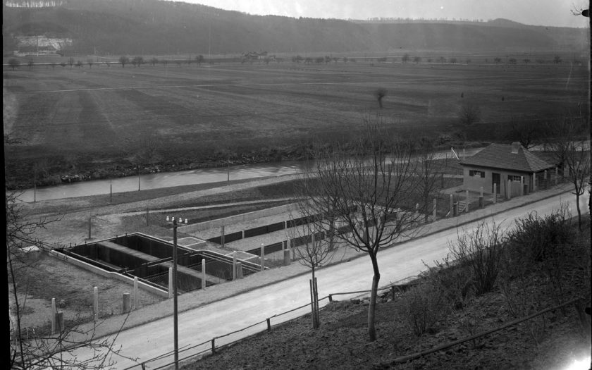 Schwarzweißfoto verschiedener rechteckiger Wasserbecken