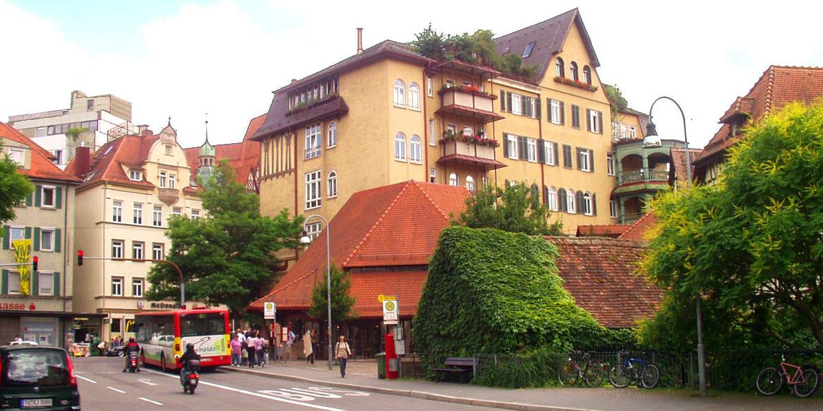 Straßenimpression mit historischen und modernen Gebäuden