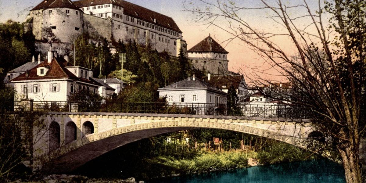historische Fotografie eines Schlosses und einer Brücke über einen Fluss