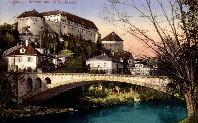 historische Fotografie eines Schlosses und einer Brücke über einen Fluss