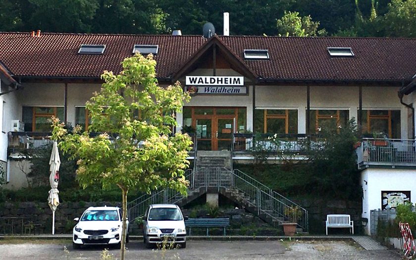 Gebäude am Waldrand